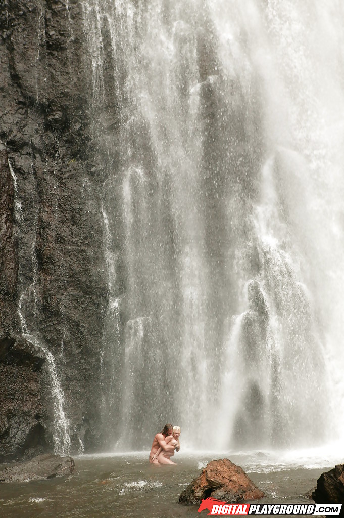 La impresionante milf jesse jane folla al aire libre en la cascada en la cámara
 #52373257