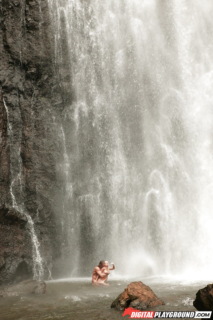 La impresionante milf jesse jane folla al aire libre en la cascada en la cámara
 #52373284