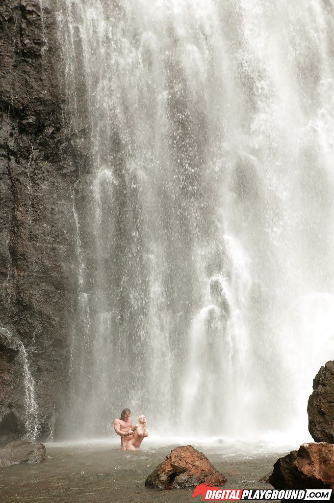 Stunning milf Jesse Jane fucks outdoor in the waterfall on cam #52373342