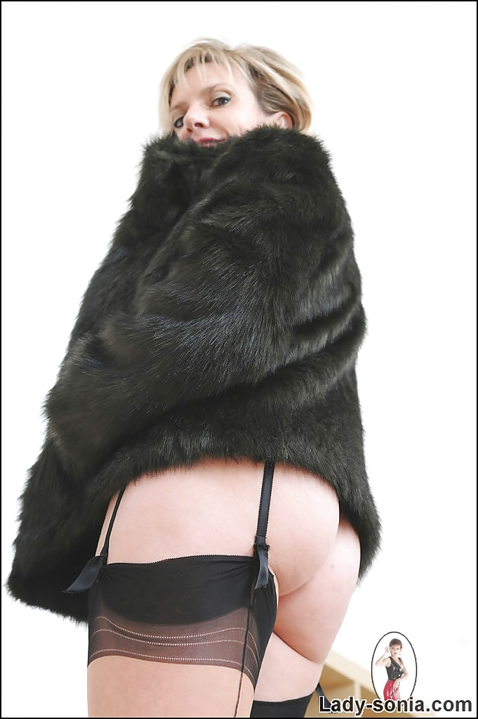 Reife Blondine mit großen Titten Lady Sonia in einer Fetisch-Szene, während sie Strümpfe trägt
 #52141608