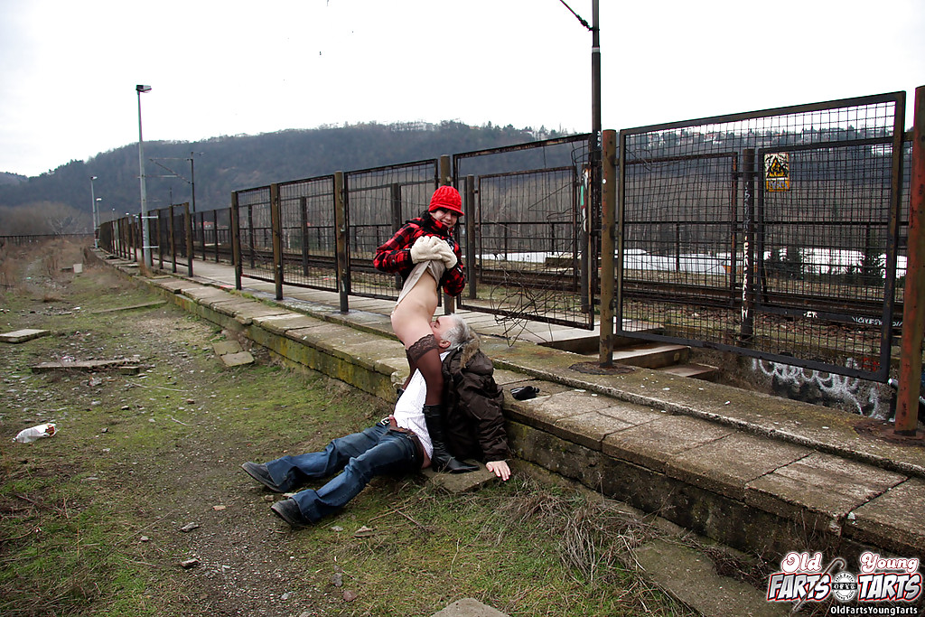 Joven sucia en medias gaby h es clavada por un viejo al aire libre
 #51430993
