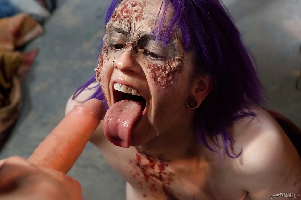Des chaudes tatouées se font baiser à fond dans la parodie officielle de Walking Dead.
 #50725370