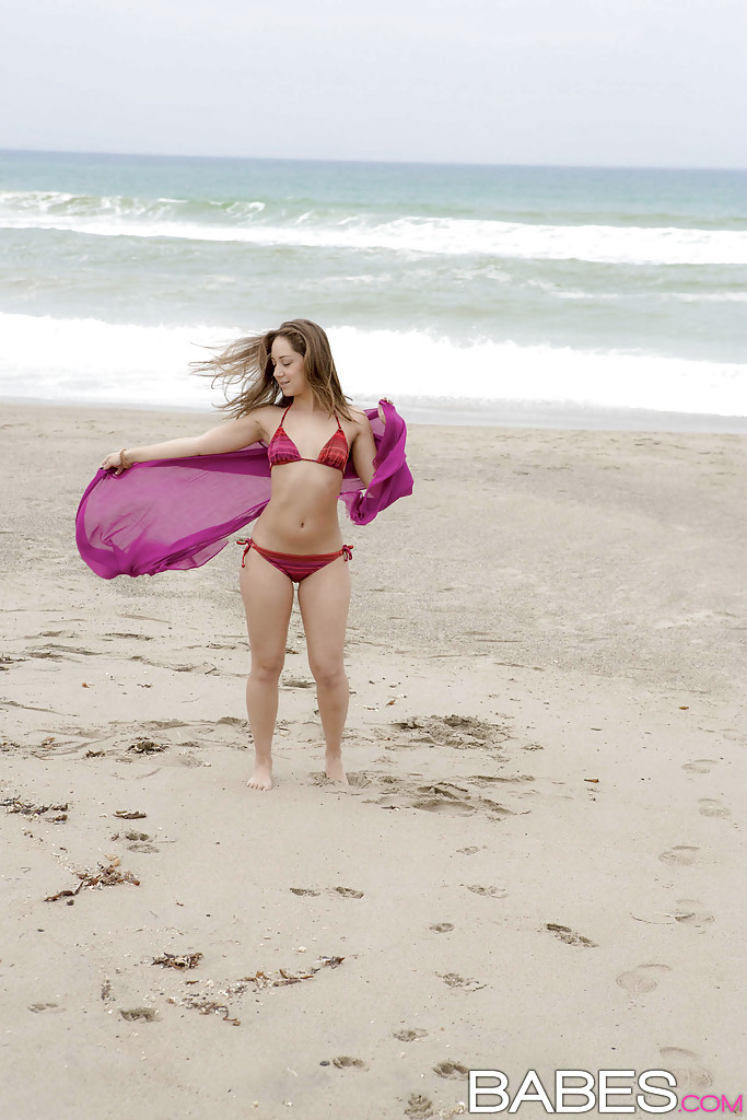 Incredibile pupa bagnata remi che mostra il suo bel corpo sulla spiaggia #50161449