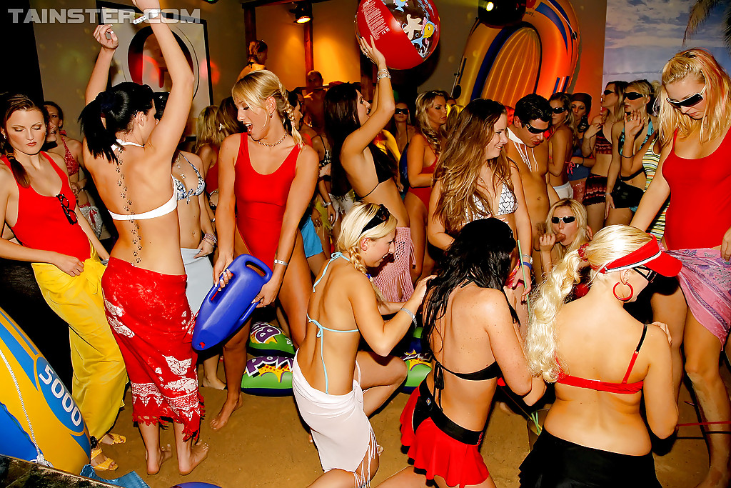 Stupende ragazze in bikini che vengono sbattute hardcore alla festa selvaggia
 #53308964