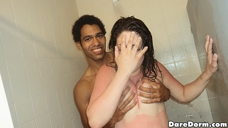 De vilaines étudiantes s'amusent sous la douche avec un mec bien membré.
 #51216207