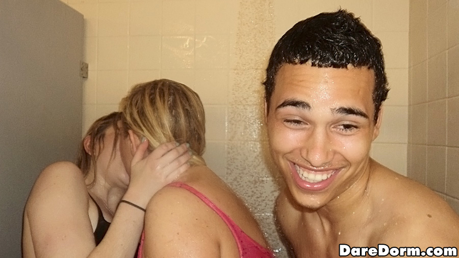 Fiese Studentinnen haben Hardcore-Spaß mit einem gut bestückten Kerl unter der Dusche
 #51216218