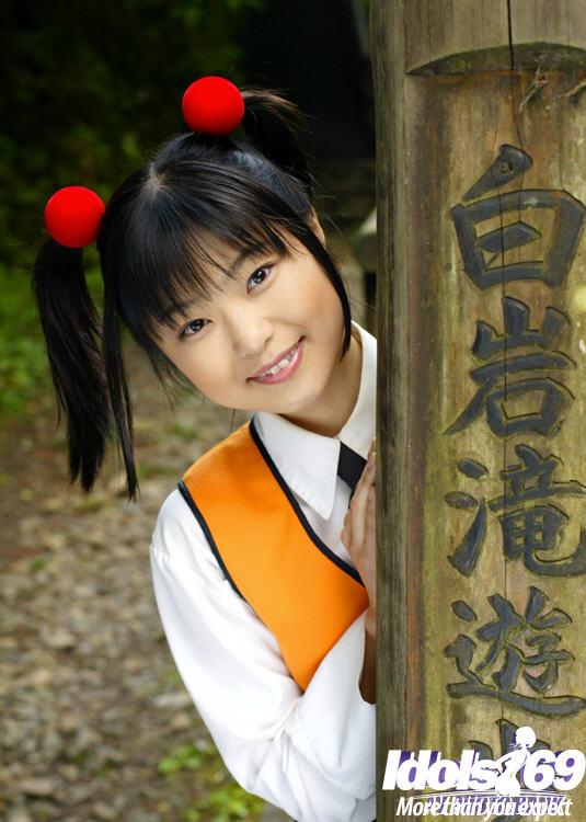 Sorridente studentessa asiatica che rivela le sue piccole tette e la sua fica cespugliosa all'aperto
 #51211128