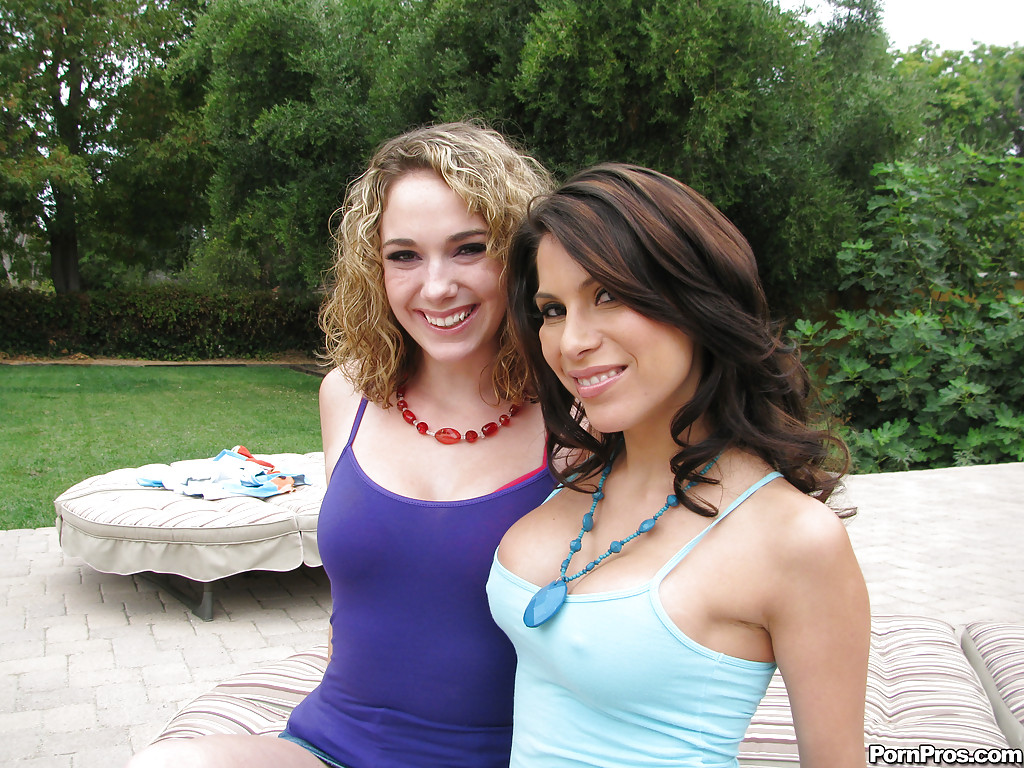 Alexa Nicole, une latina sexy, pose avec son amie en lingerie sexy.
 #52527955