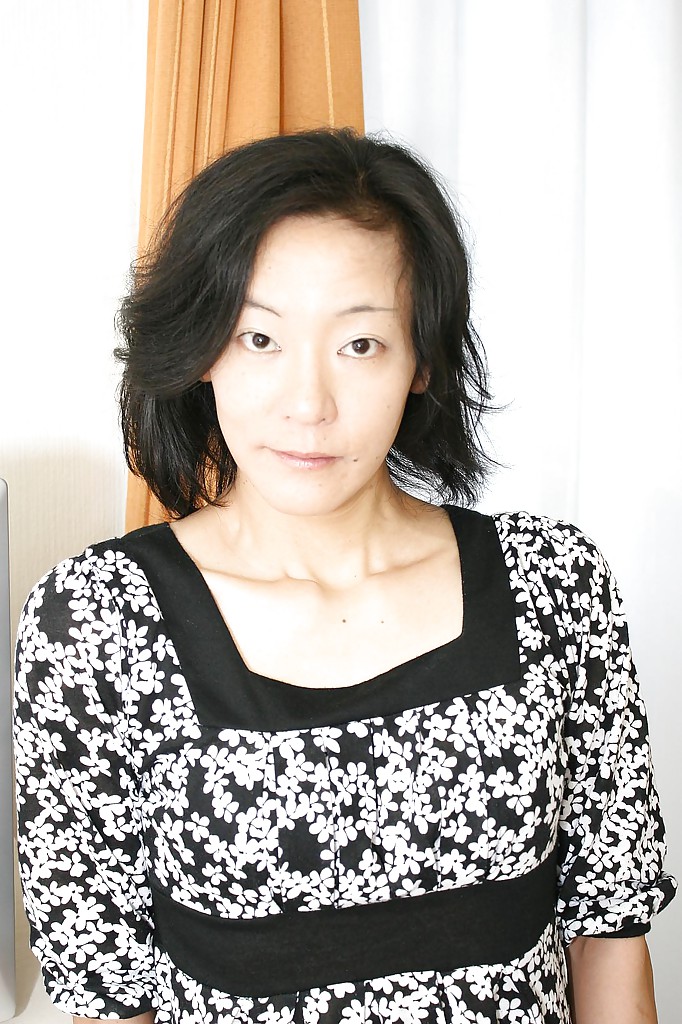Freche asiatische Milf Aya Sakuma entkleidet sich und entblößt ihre Löcher
 #50991606