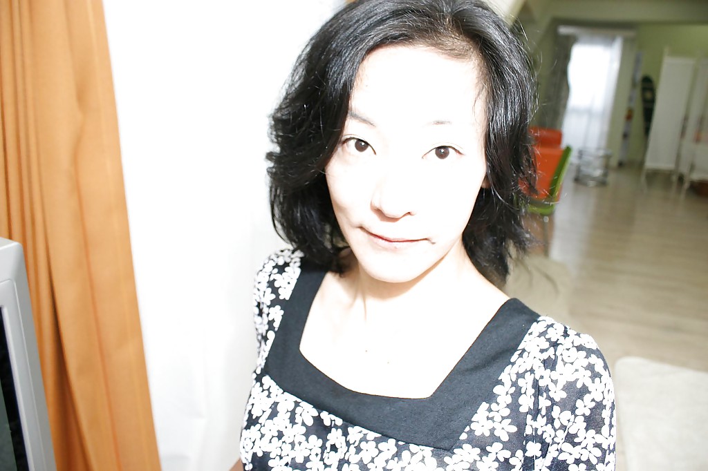 Freche asiatische Milf Aya Sakuma entkleidet sich und entblößt ihre Löcher
 #50991613