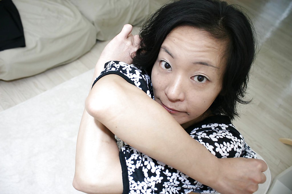 Freche asiatische Milf Aya Sakuma entkleidet sich und entblößt ihre Löcher
 #50991629