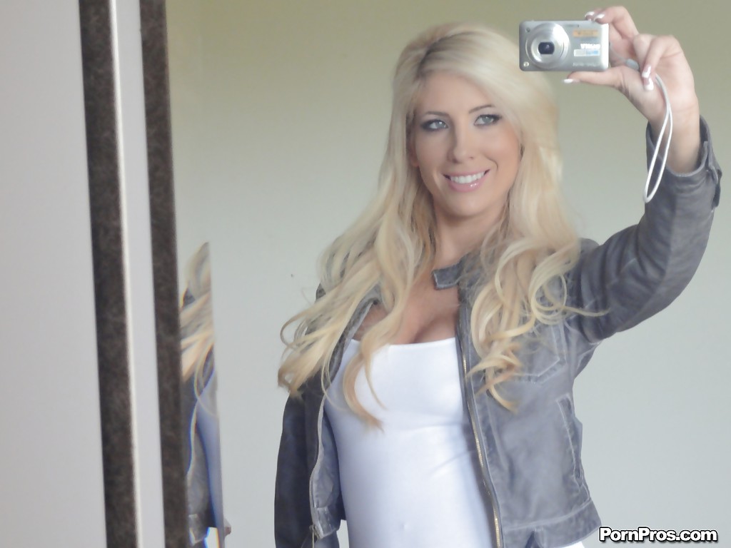 La bellezza bionda di platino Tasha Reign si fa dei selfie mentre si spoglia
 #50963596