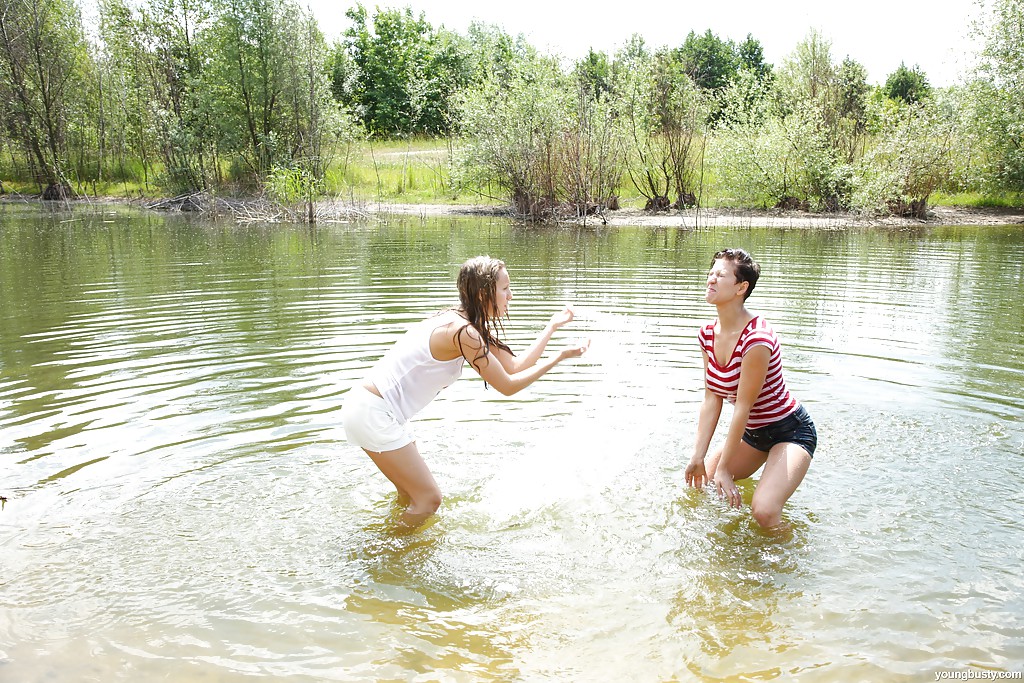 Jeunes jeunes gouines nicoletta h et nessy se déshabillent en plein air
 #52377801