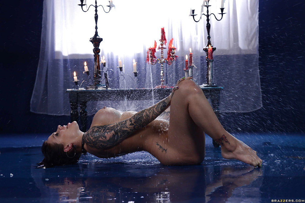Tattooed babe Karmen Karma spreading wet pussy in candle lit bathtub #52363107