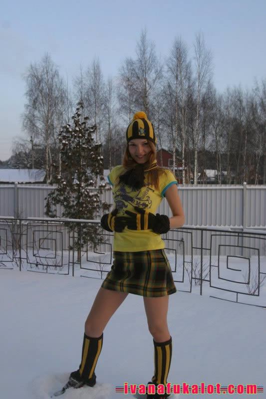 Ivana macht sich im Freien im Schnee nackig
 #78637536