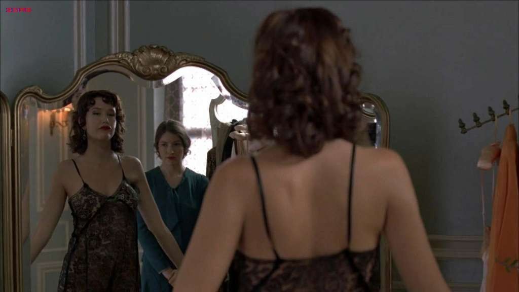 Paz de la huerta、映画の中で彼女の素敵な乳房と毛むくじゃらのプッシーを露出する
 #75330782