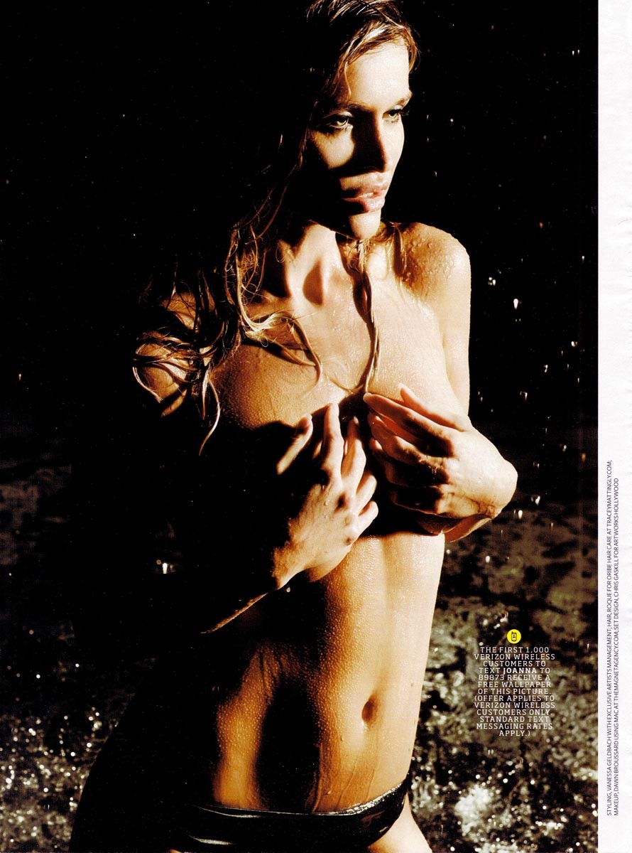 Joanna krupa posant seins nus dans un string moulant
 #75389209