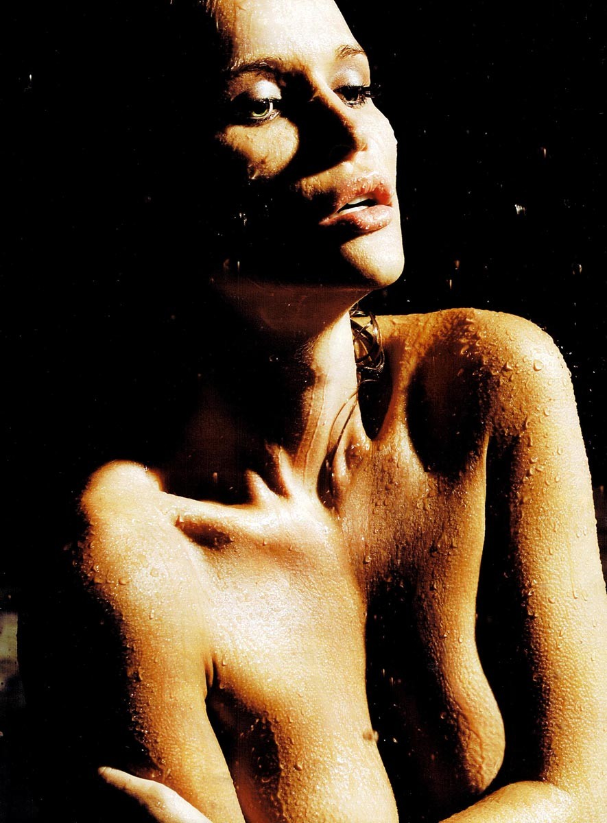 Joanna krupa posant seins nus dans un string moulant
 #75389226
