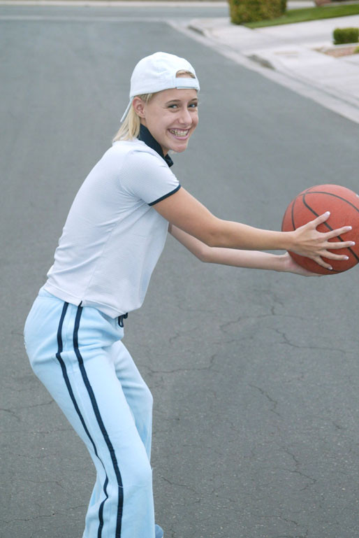 Dulce amanda juega con una pelota de baloncesto
 #73858805