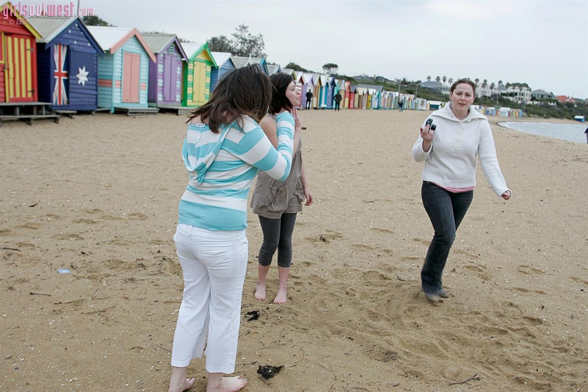 Chicas amateurs australianas enseñando las tetas y el coño en la playa
 #72292773