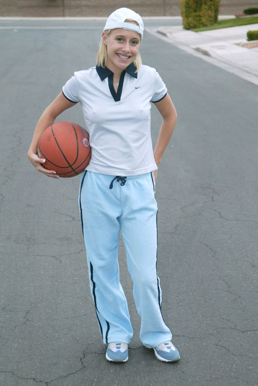 Süße Amanda spielt mit einem Basketball
 #67999391