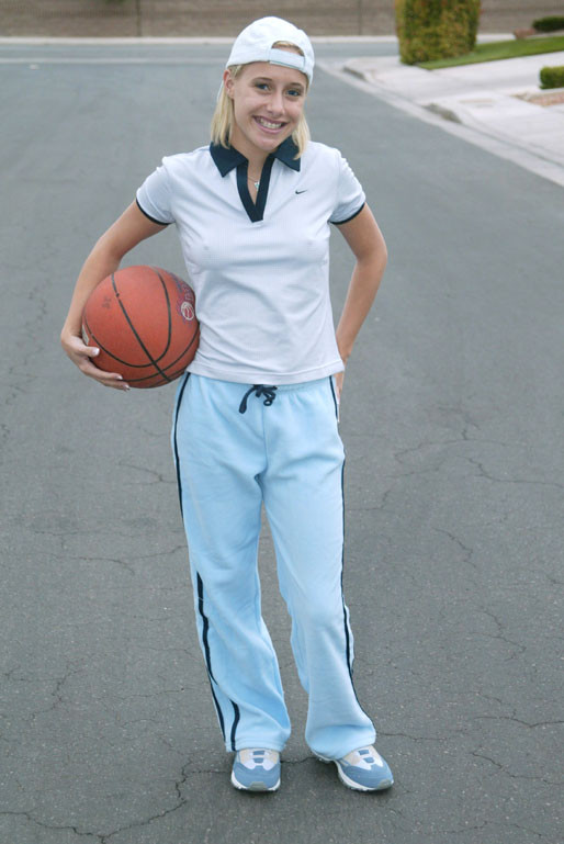 Dulce amanda juega con una pelota de baloncesto
 #67999391