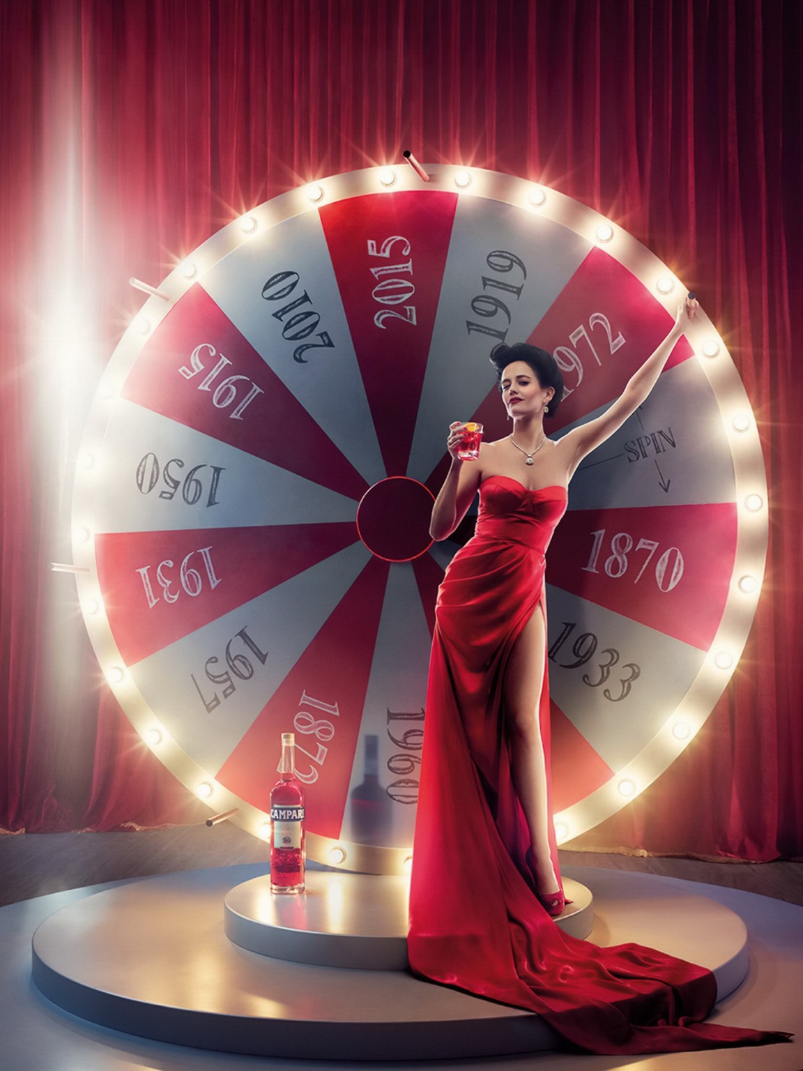 Eva Green, plantureuse et bien foutue dans une tenue rouge variée pour le calendrier Campari 2015.
 #75181694