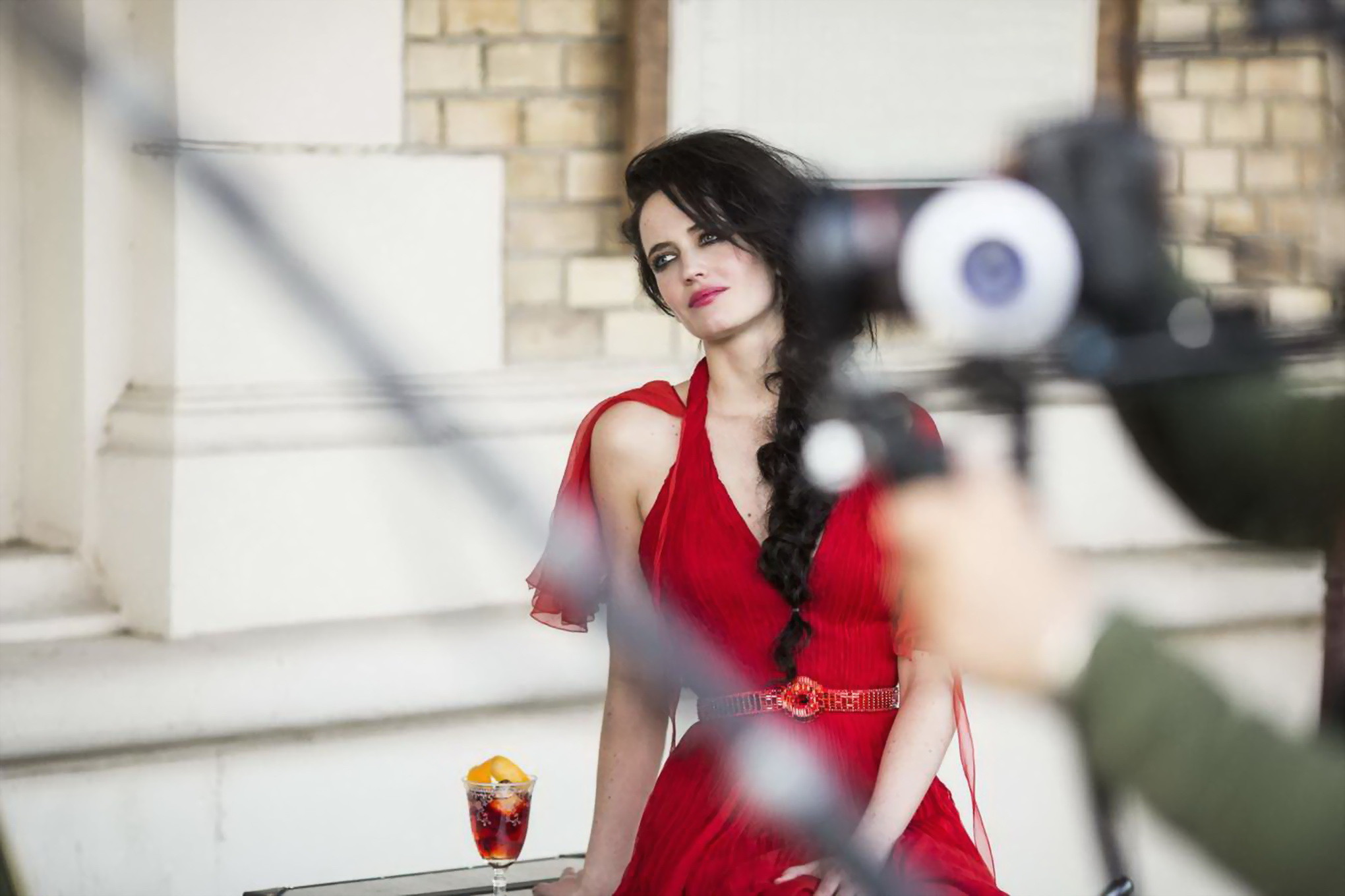 Eva green tetona y de piernas largas luciendo varios conjuntos rojos para el calendario campari 2015 p #75181720