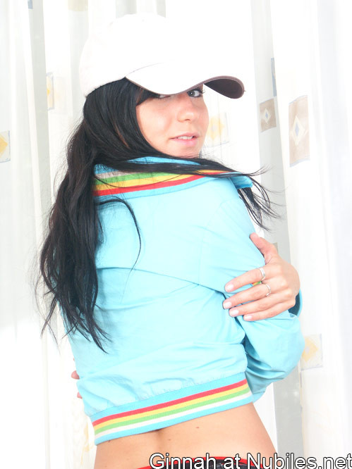 Pechugona caliente se extiende
 #78683230