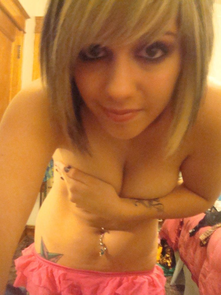 Selbstschuss-Emo-Blondine sieht heiß aus
 #76406885