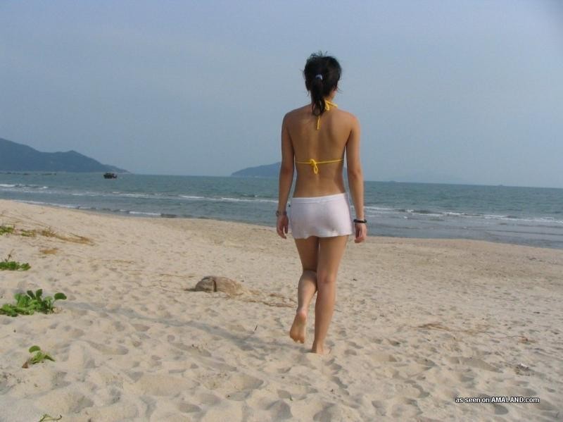 Une chinoise salope en bikini jaune s'exhibe en plein air.
 #69778529