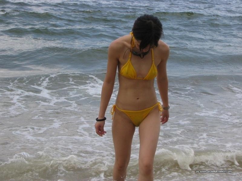 Une chinoise salope en bikini jaune s'exhibe en plein air.
 #69778589