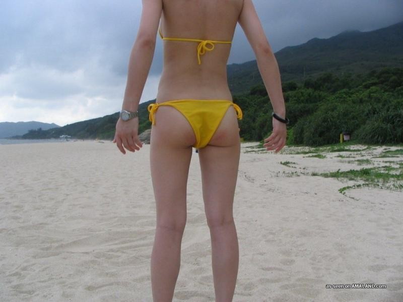 Une chinoise salope en bikini jaune s'exhibe en plein air.
 #69778610