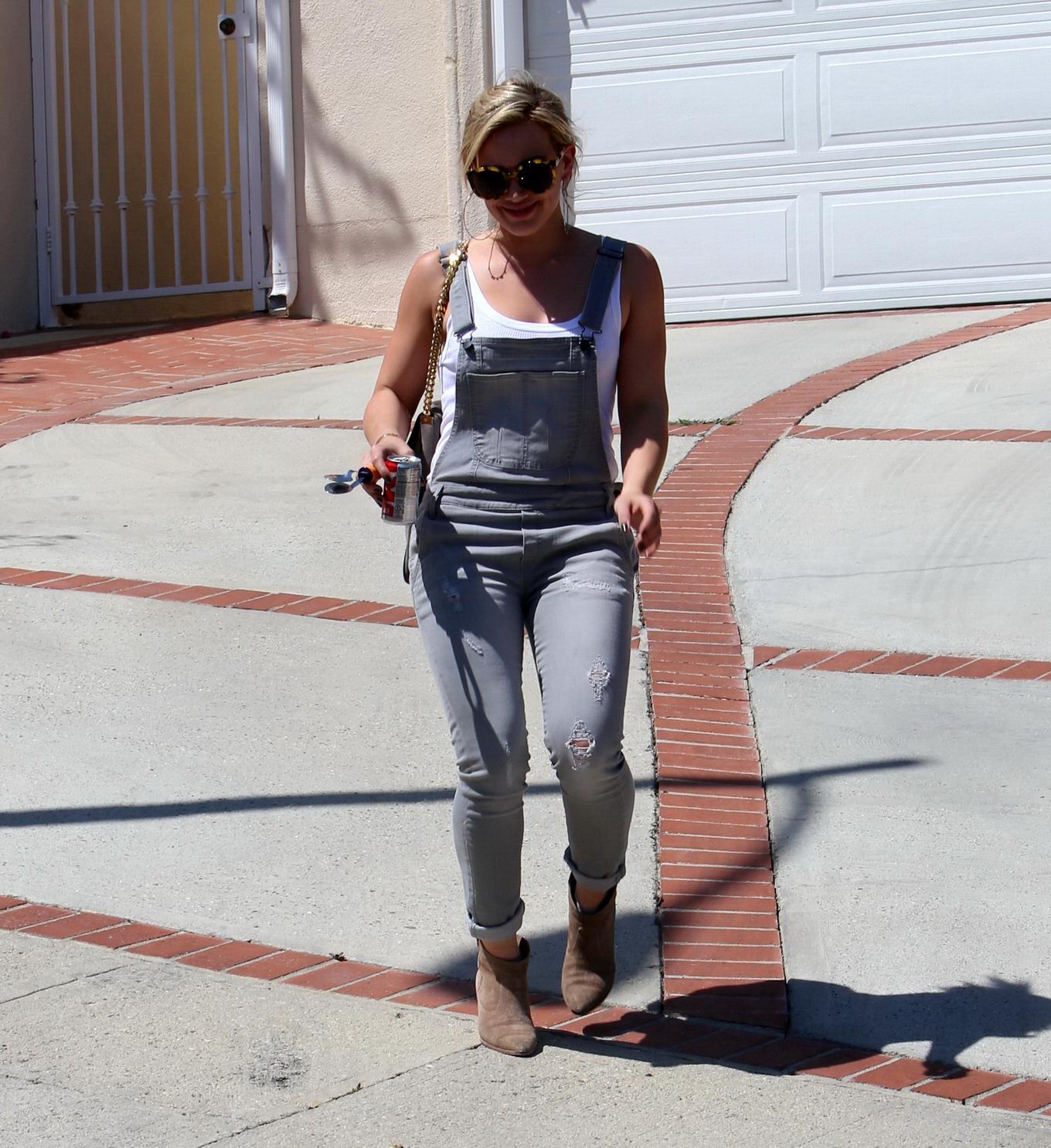 Hilary duff zeigt ihren Arsch in engen Overalls vor dem Haus ihrer Freunde in W
 #75198888