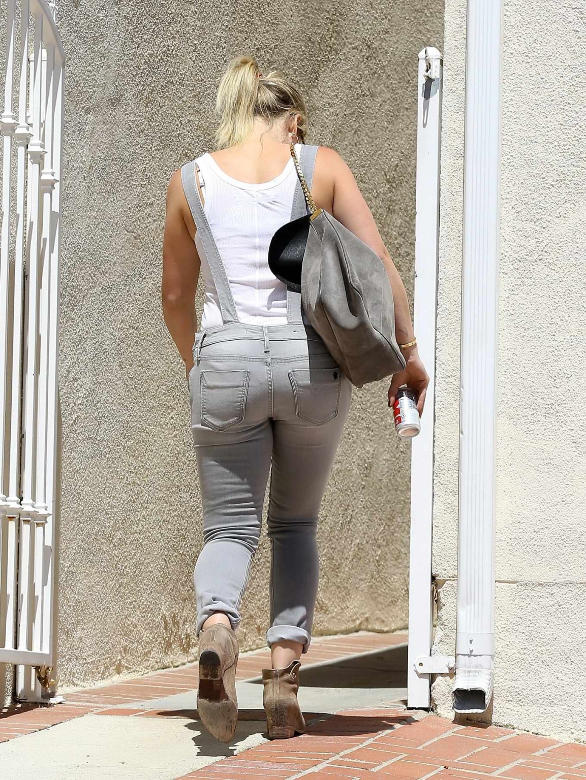 Hilary duff montrant ses fesses dans une salopette moulante devant la maison de ses amies à w
 #75198894