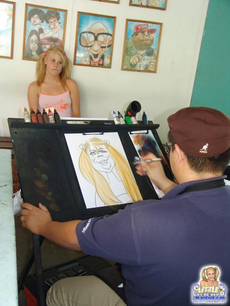 Una joven feliz jugando al aire libre divirtiéndose
 #79020407