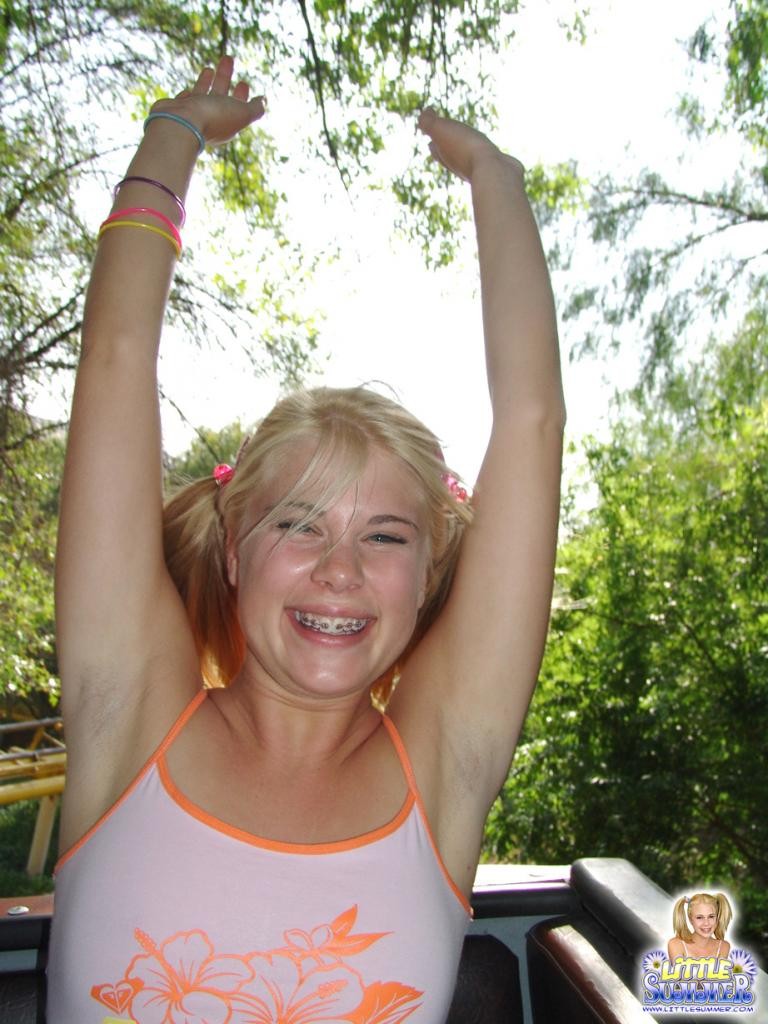 Una joven feliz jugando al aire libre divirtiéndose
 #79020432