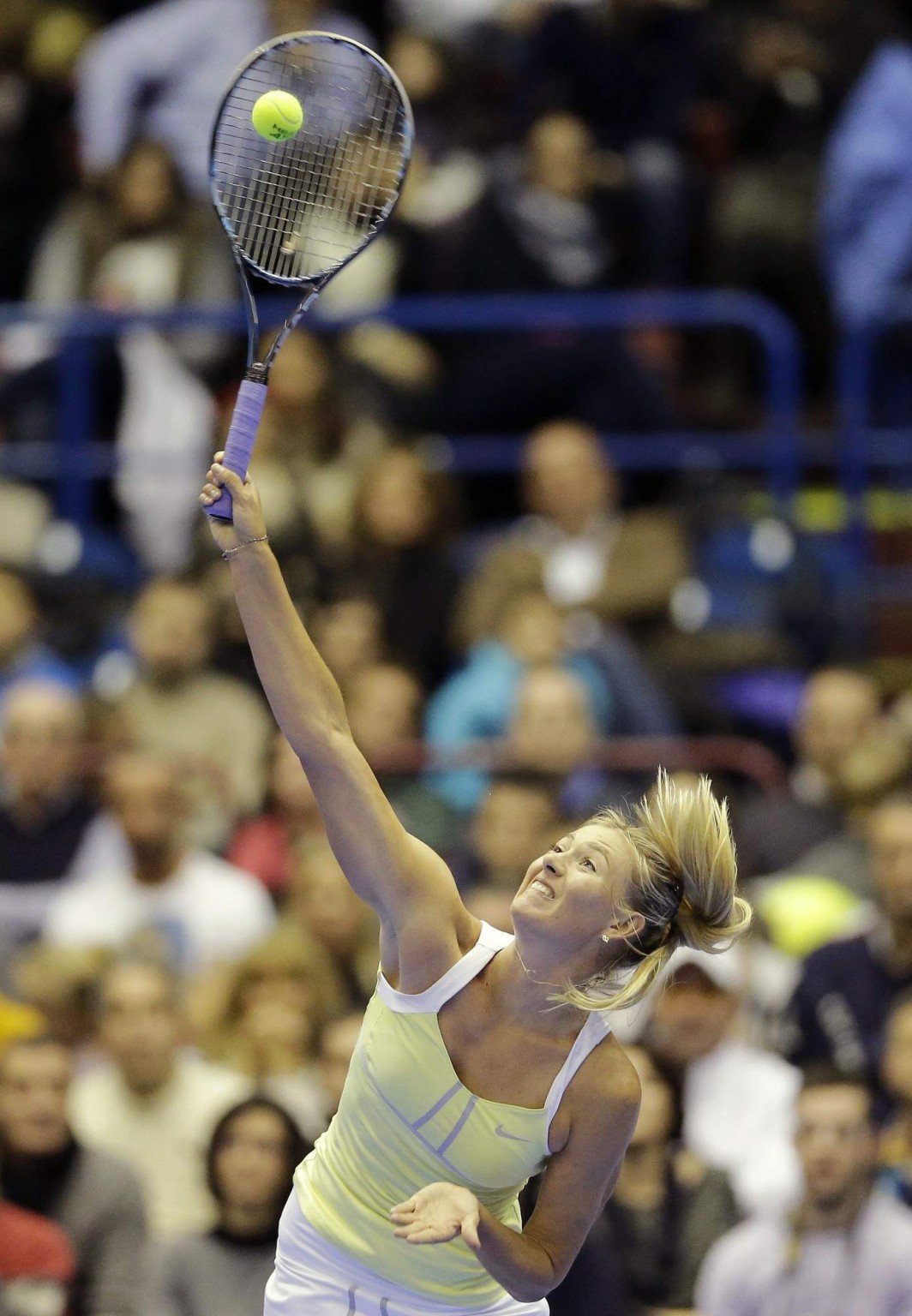 マリア・シャラポワがミラノで行われたテニスのエキシビションマッチでパンティを見せる
 #75246990