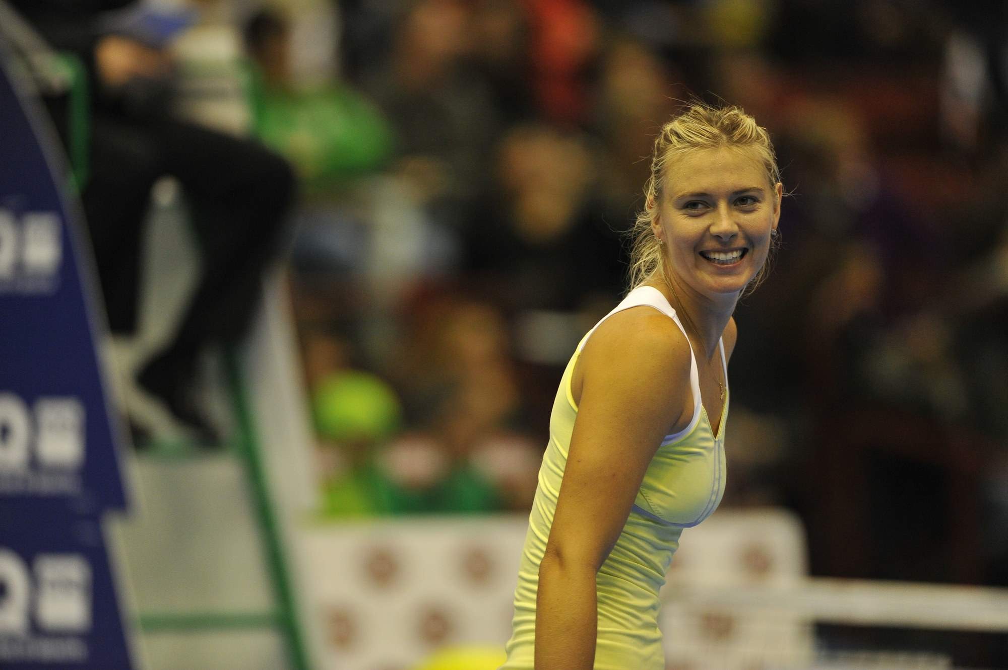 マリア・シャラポワがミラノで行われたテニスのエキシビションマッチでパンティを見せる
 #75247023