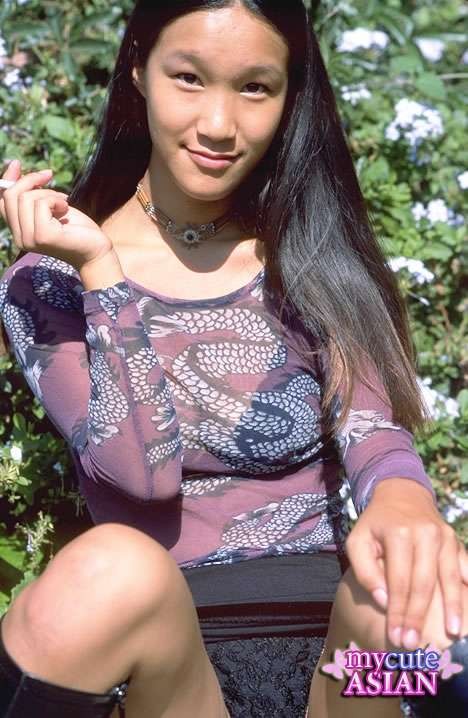 Asiática caliente se mete un consolador de oro en su coño mojado
 #70003449