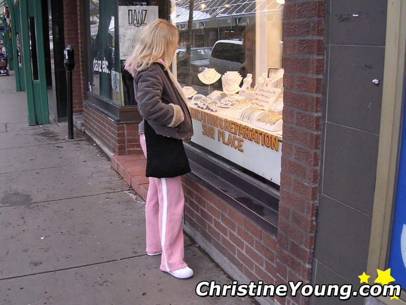 Jeune blonde joyeuse, Christine Young s'exhibe et s'aguiche.
 #67812417