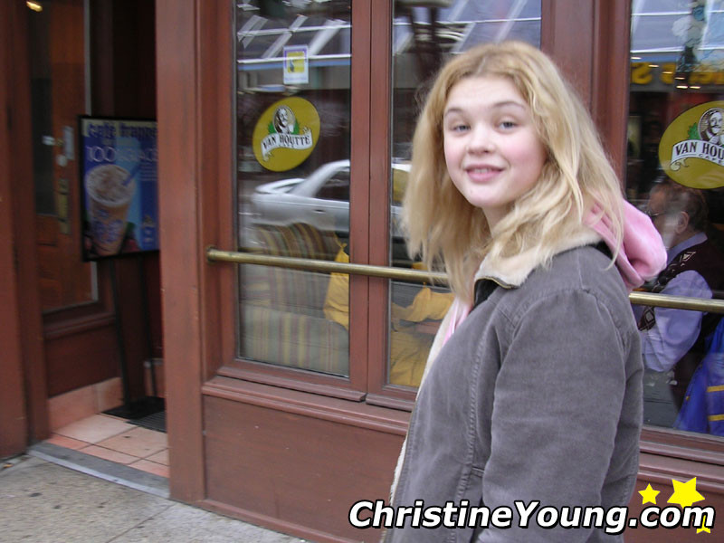 Jeune blonde joyeuse, Christine Young s'exhibe et s'aguiche.
 #67812431