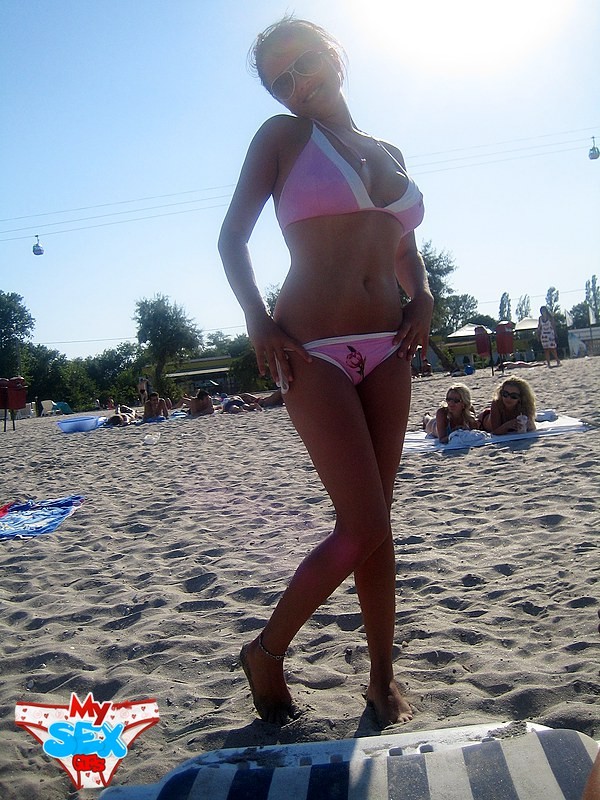 Novia amateur mostrando el cuerpo en el bikini caliente
 #68147789
