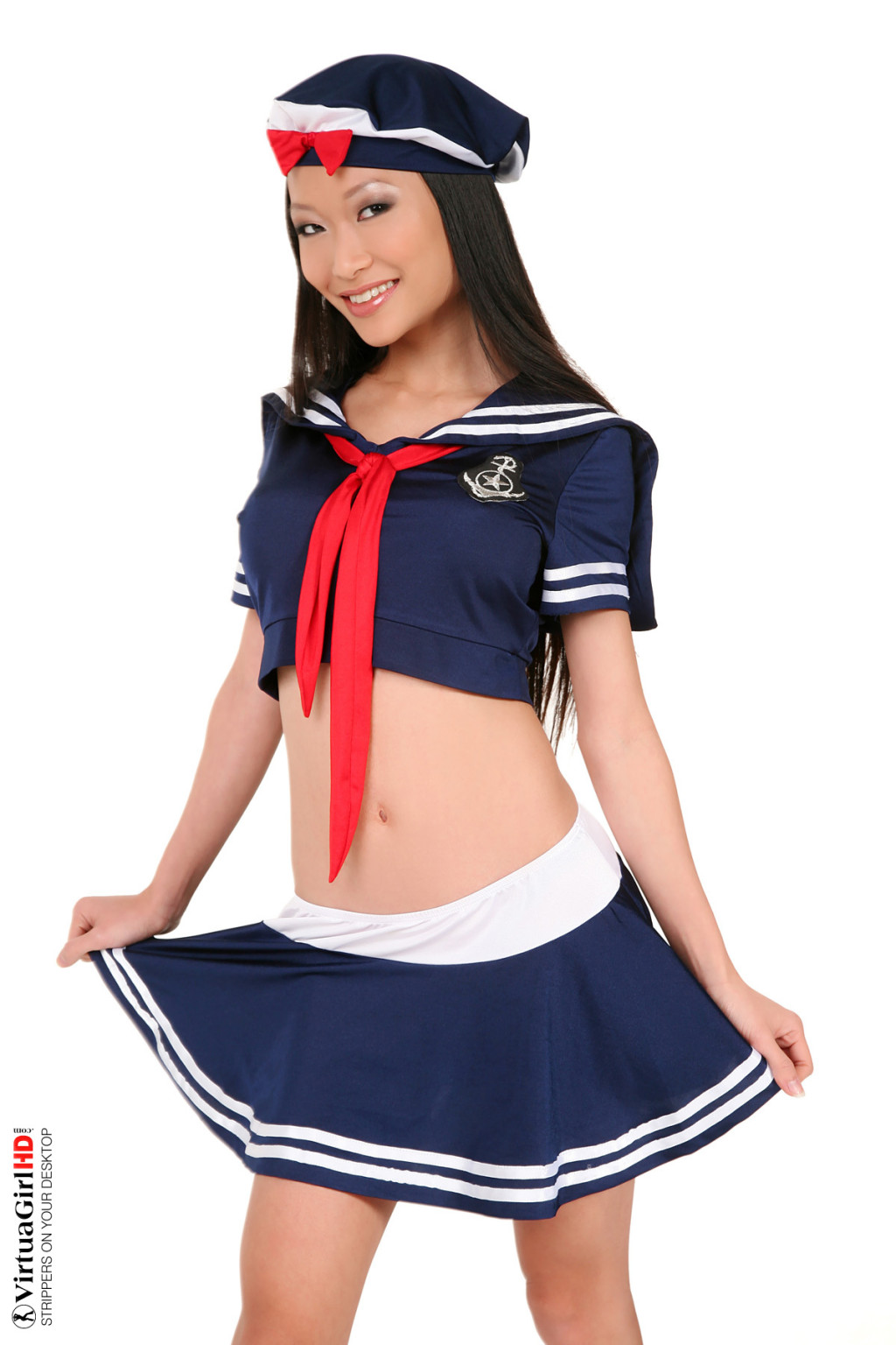 Beauté asiatique enlevant son uniforme de marin sexy
 #69880417