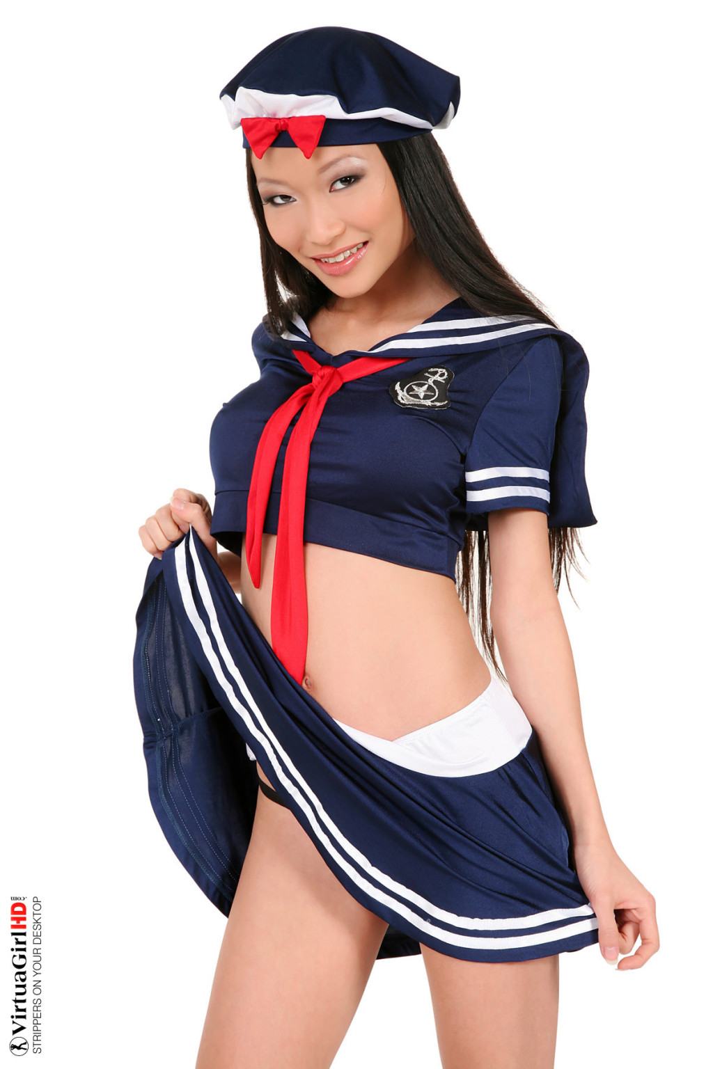 Beauté asiatique enlevant son uniforme de marin sexy
 #69880434