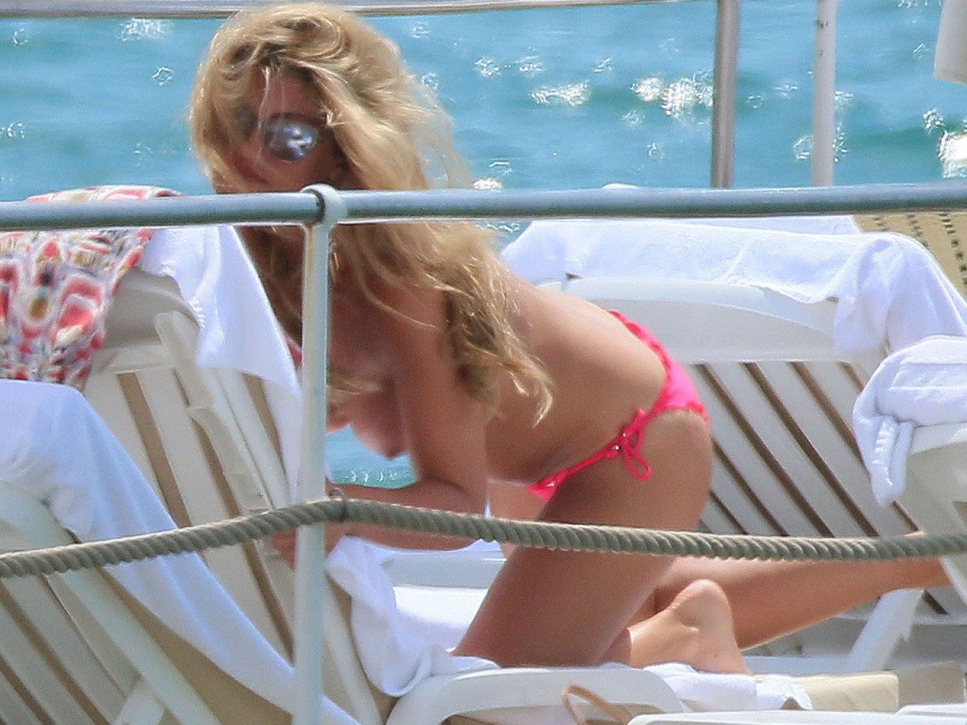 Amy willerton topless e indossando bikini blu striminzito durante una vacanza in Francia
 #75188281