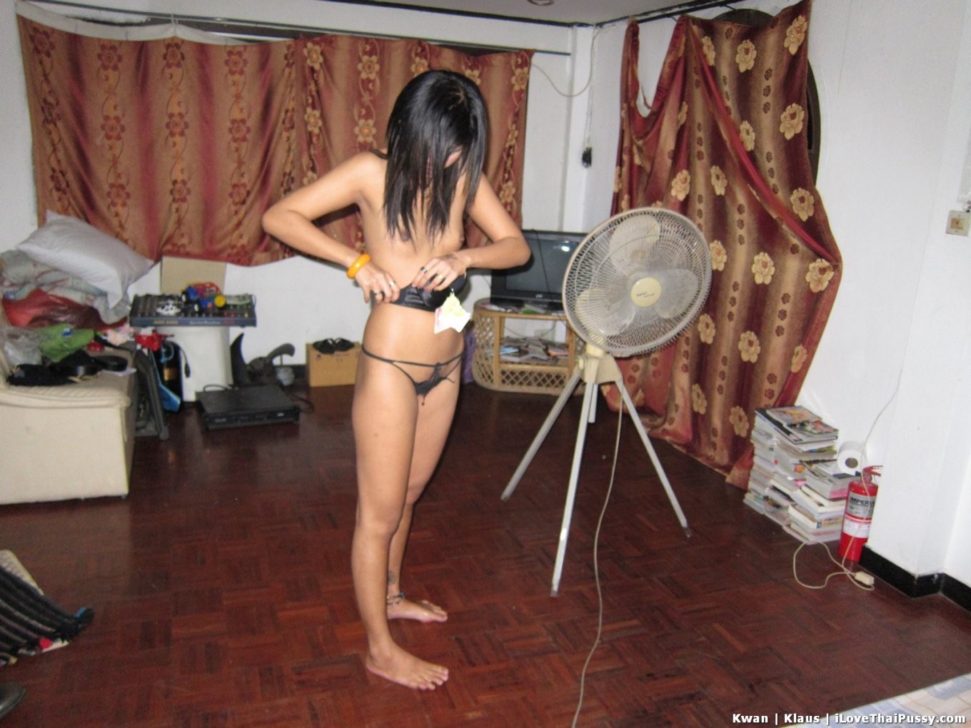 Une prostituée thaïlandaise dégoûtante aime le sexe anal sans préservatif avec des touristes asiatiques sales.
 #68115636