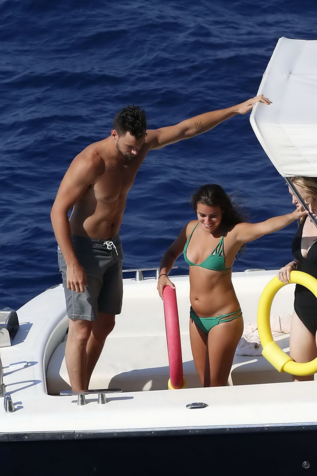 Lea michele nipple slip aus ihrem winzigen grünen Bikini auf dem Boot während eines Urlaubs
 #75189817