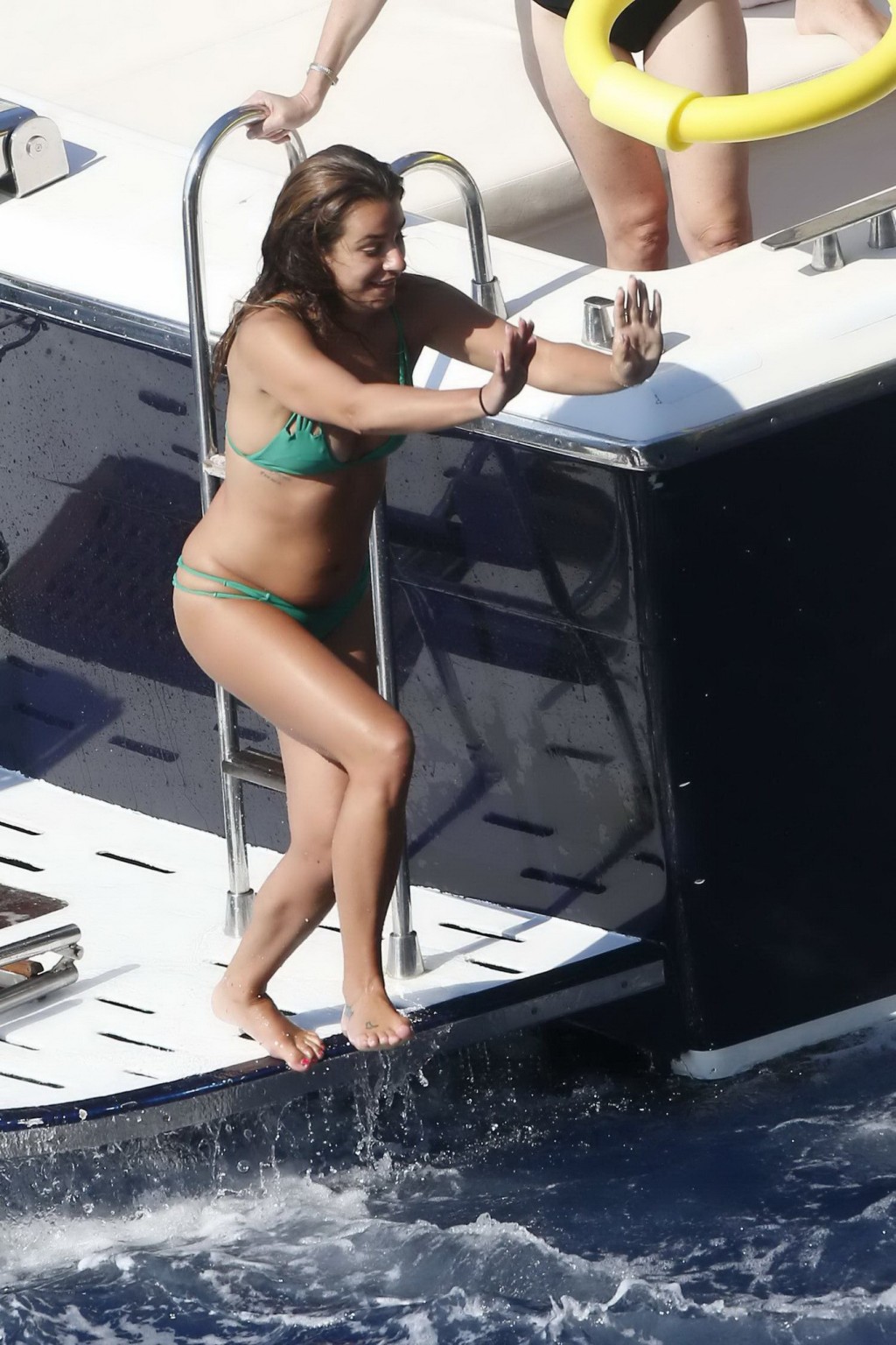 Lea michele nipple slip aus ihrem winzigen grünen Bikini auf dem Boot während eines Urlaubs
 #75189828