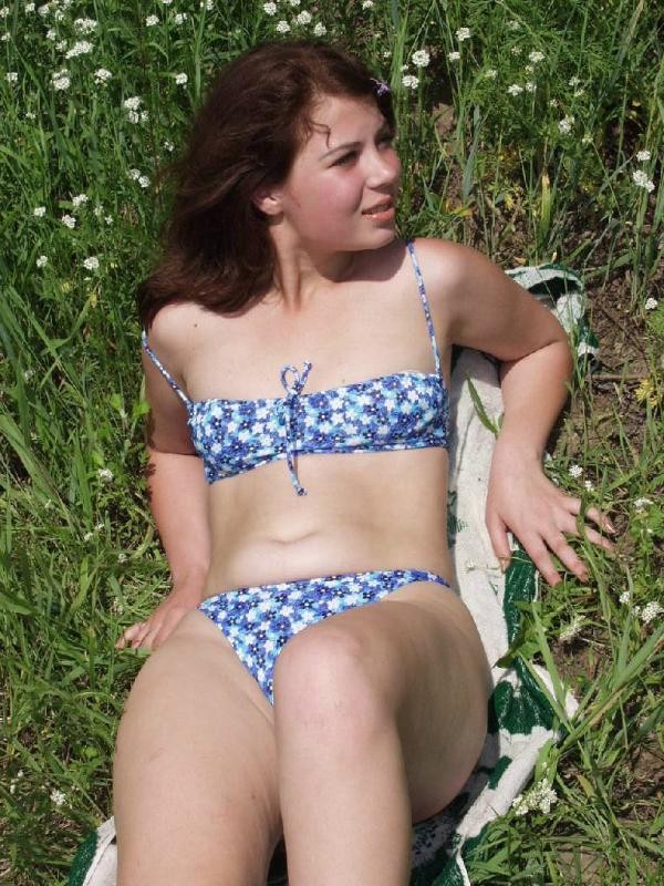 Schöne Outdoor-Teenie liebt Stripteasing im Bikini
 #73202841